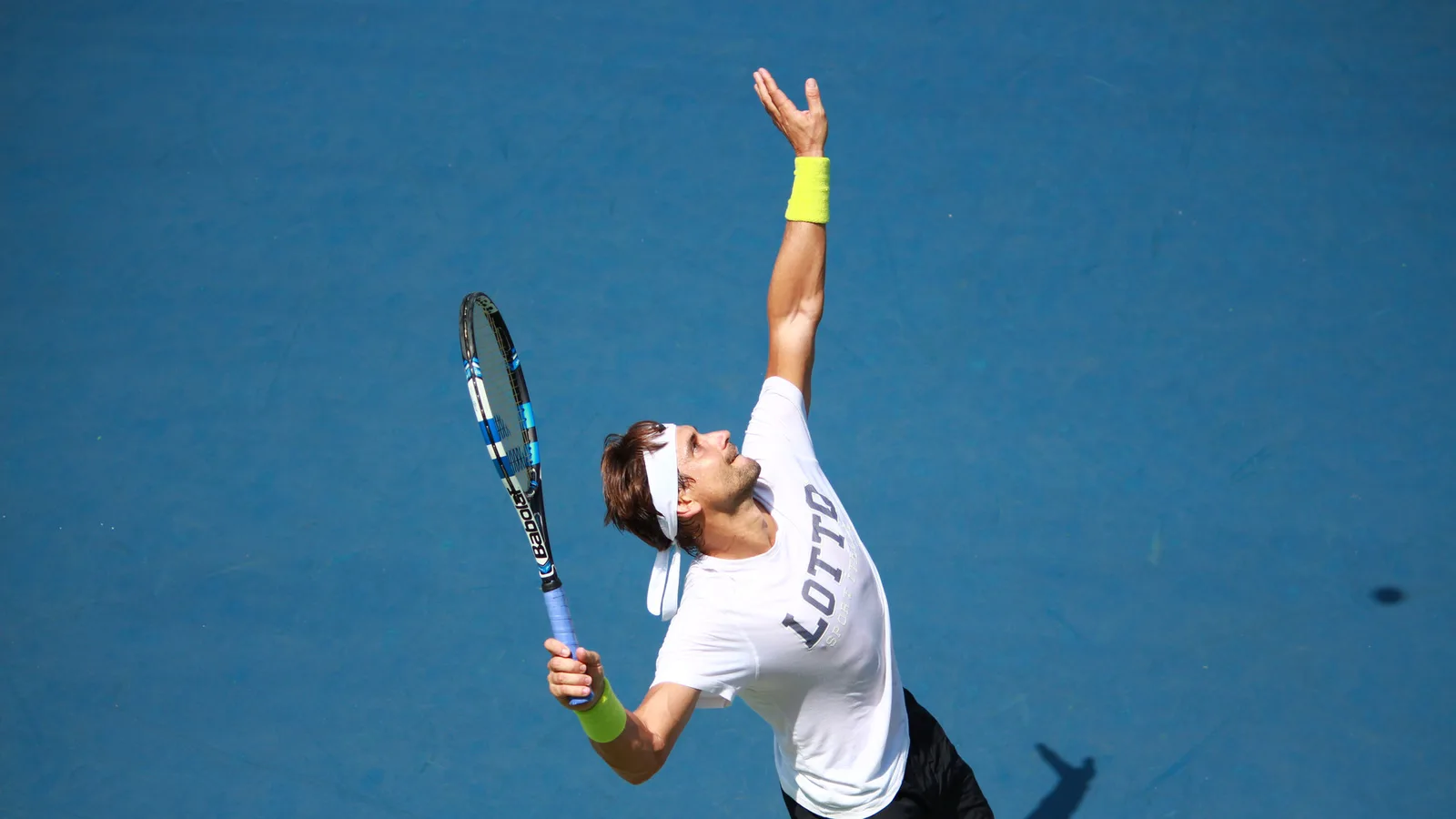 Архив: Давид Ферер сервира на US Open, 25 август 2016 г.; не е кадър от оттеглянето като капитан през 2026 г. JC / Jacky Cheong, Wikimedia Commons, CC BY-SA 2.0: https://creativecommons.org/licenses/by-sa/2.0/ . Оригинал: https://commons.wikimedia.org/wiki/File:2016_US_Open_David_Ferrer_serve_(28683211673).jpg . Изрязано до 16:9; адаптацията е под същия лиценз.
