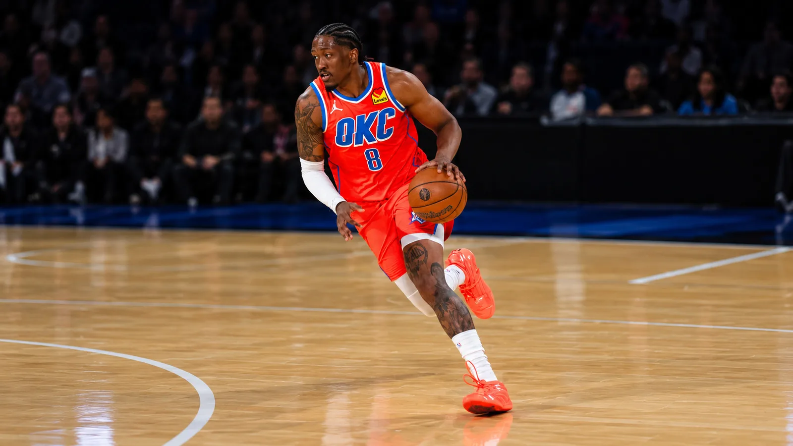 Архивна AI адаптация на Джейлън Уилямс с Оклахома, NBA Cup, 14 декември 2025 г.; не показва контузията или операциите през 2026 г. Daiei Onoguchi / Wikimedia Commons, CC BY 4.0; фонът и кадрирането са променени чрез image-to-image. https://commons.wikimedia.org/wiki/File:Jalen_Williams_OKCThunder_2025_NBA_Cup.jpg ; https://creativecommons.org/licenses/by/4.0/