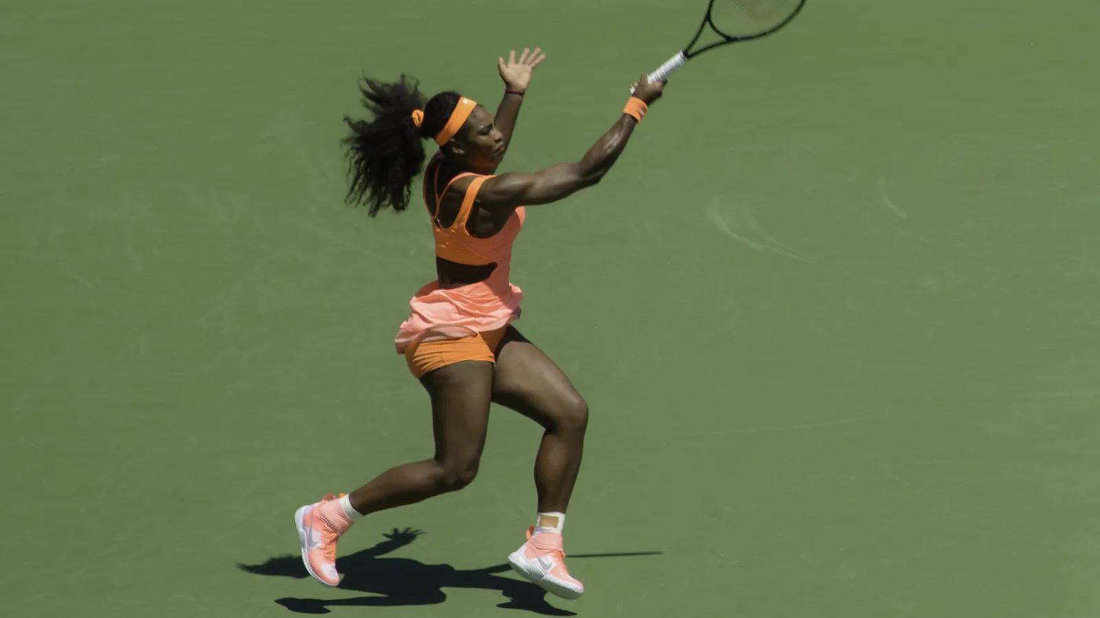 Архив: Серина Уилямс на Miami Open през 2015 г.; не е кадър от представянето на Barbie и не показва екипа от Australian Open 2005. Jimmy Baikovicius / Wikimedia Commons, CC BY-SA 2.0; оригинал: https://commons.wikimedia.org/wiki/File:Serena_Williams_defeated_Carla_Suarez_Navarro_6-2,_6-0_wins_Miami_Open!_-_150404-4033-jikatu_(17035221945).jpg ; лиценз: https://creativecommons.org/licenses/by-sa/2.0/ ; изрязано до 16:9, адаптацията е под CC BY-SA 2.0.