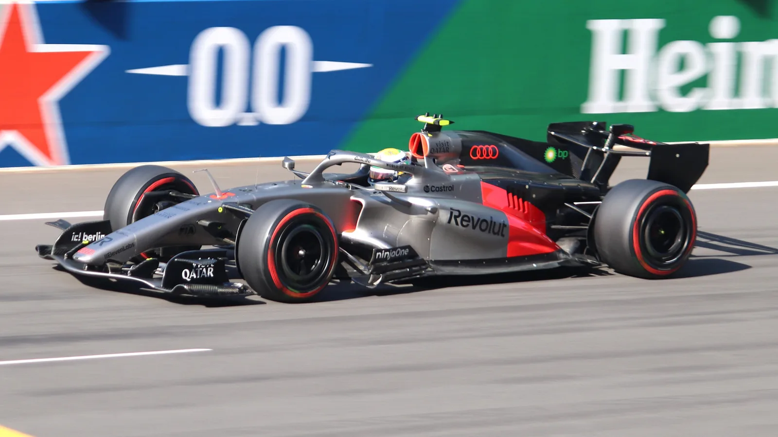 Архив: Габриел Бортолето с Audi R26 в квалификацията за Гран при на Китай 2026; не е кадър от Остин. Liauzh / Wikimedia Commons, CC BY 4.0, https://creativecommons.org/licenses/by/4.0/ . Минимално изрязано и оразмерено до 1920×1080, без AI редакция. Оригинал: https://commons.wikimedia.org/wiki/File:2026_Chinese_GP_-_Audi_-_Gabriel_Bortoleto_-_Qualifying.jpg