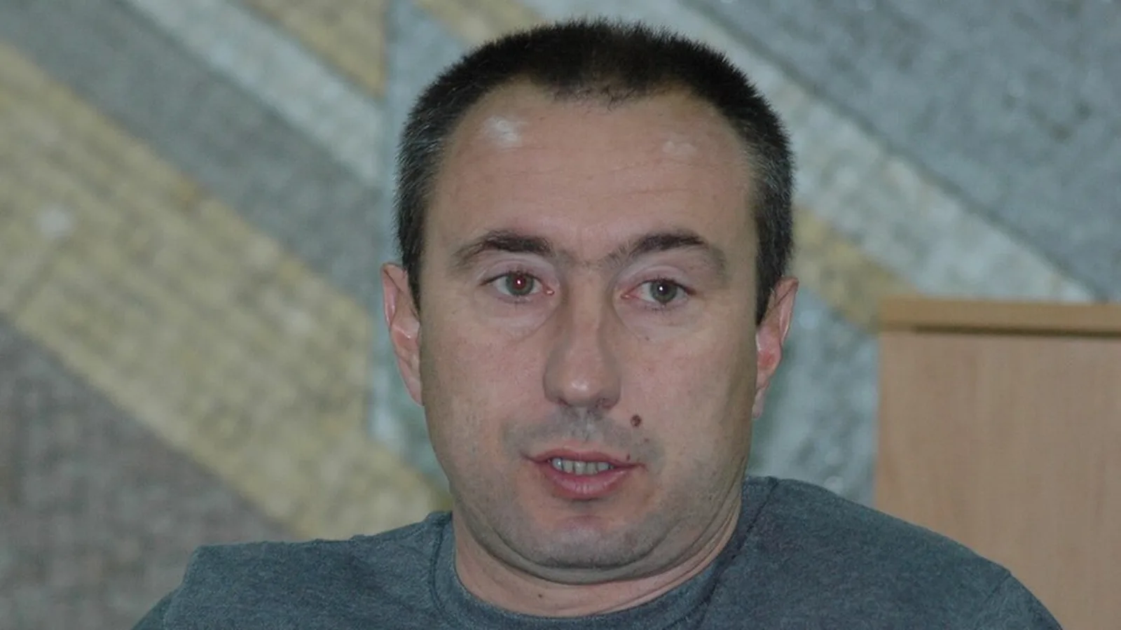 Архив: Станимир Стоилов на 9 април 2009 г.; не е кадър от Коджаелиспор – Гьозтепе през 2026 г. Litexfan / Wikimedia Commons, public domain. Изрязано и оразмерено до 16:9. Оригинал: https://commons.wikimedia.org/wiki/File:Stanimir_Stoilov.JPG