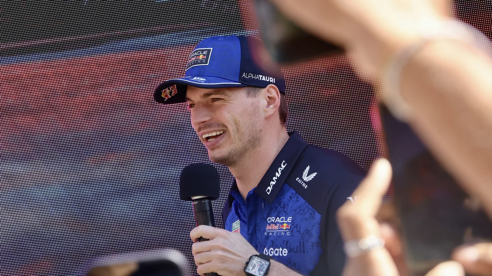 Макс Верстапен говори пред публика на събитие на Red Bull в Мелбърн през март 2026 г. — архивен кадър, не от Сепанг. Yu Chu Chin / Wikimedia Commons, CC BY-SA 4.0; изрязано до 16:9. https://creativecommons.org/licenses/by-sa/4.0/