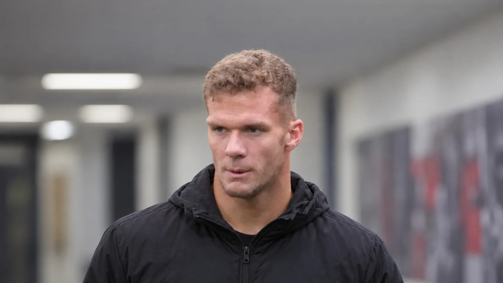 Ерик Хотман — редакционна AI адаптация на архивна снимка от 27 октомври 2019 г., не кадър от Фортуна през 2026 г. Silesia711 / Wikimedia Commons, CC BY-SA 4.0. Променени фон, облекло и кадриране; адаптацията е под CC BY-SA 4.0. Оригинал: https://commons.wikimedia.org/wiki/File:EricHottmann.jpg ; лиценз: https://creativecommons.org/licenses/by-sa/4.0/
