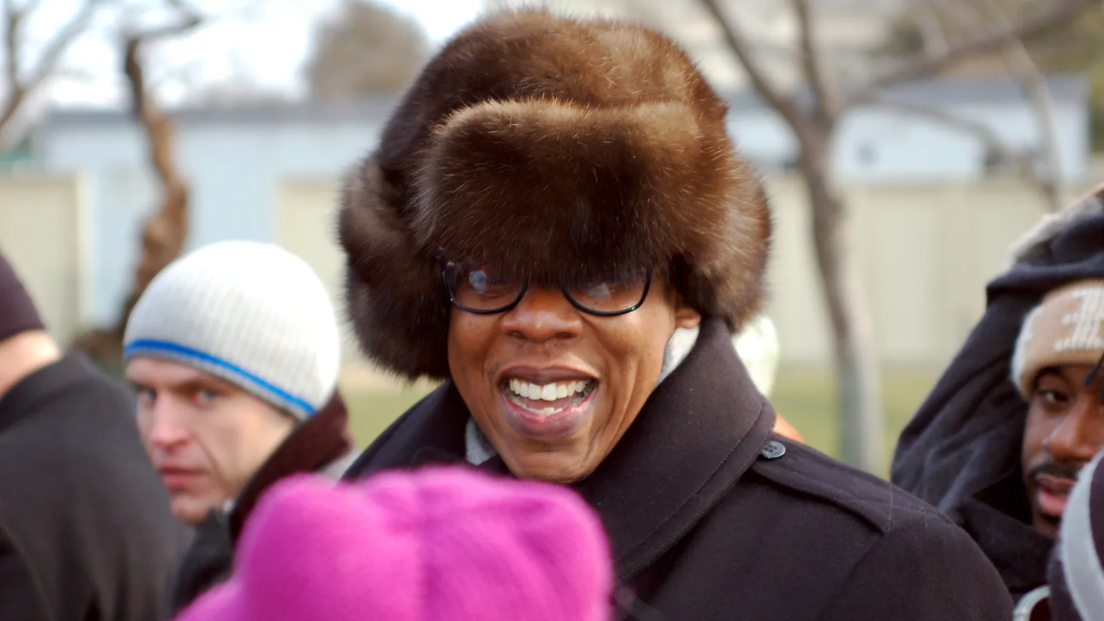 Архивна снимка на Jay-Z; не е кадър от Super Bowl 2027. everyskyline / Wikimedia Commons, CC BY 2.0. Изрязано до 16:9 без AI. Оригинал: https://commons.wikimedia.org/wiki/File:Jay-Z_8.jpg ; лиценз: https://creativecommons.org/licenses/by/2.0/