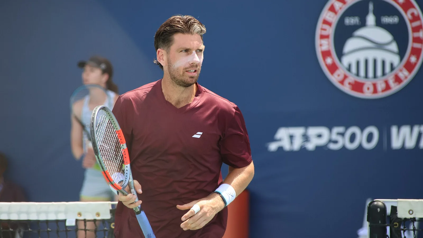 Архив: Камерън Нори на тренировка преди Washington Open, 19 юли 2025 г.; не е кадър от Купа Дейвис 2026 или актуалния британски състав. Hameltion / Wikimedia Commons, CC BY-SA 4.0. Оригинал: https://commons.wikimedia.org/wiki/File:Cam_Norrie_(2025_DC_Open)_01.jpg ; лиценз: https://creativecommons.org/licenses/by-sa/4.0/ ; изрязано до 16:9 и преоразмерено, адаптация под същия лиценз.