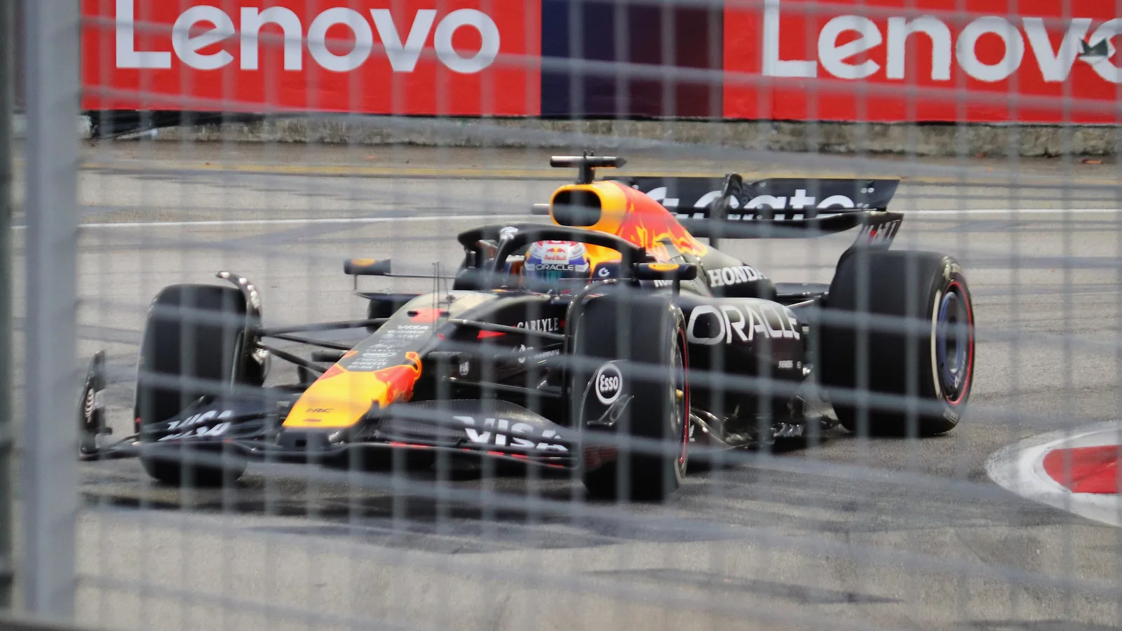 Архивен кадър: Макс Верстапен с болида на Red Bull в свободната тренировка за Гран при на Сингапур през 2025 г.; не е снимка от спринт квалификацията през 2026 г. Liauzh / Wikimedia Commons, CC BY-SA 4.0; изрязано до 16:9. Оригинал: https://commons.wikimedia.org/wiki/File:2025_Singapore_GP_-_Red_Bull_-_Max_Verstappen_-_FP1.jpg ; лиценз: https://creativecommons.org/licenses/by-sa/4.0/ ; производното изображение е под CC BY-SA 4.0.