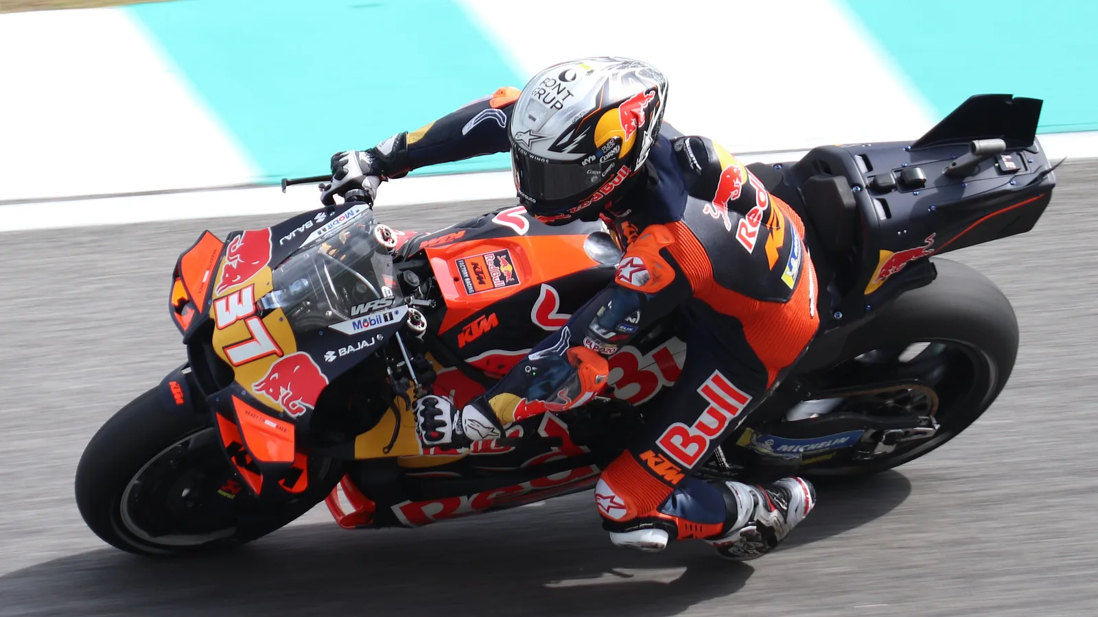 Педро Акоста с KTM №37 на Гран при на Малайзия през 2025 г. — архивна снимка, не от Мандалика 2026. Liauzh / Wikimedia Commons, CC BY-SA 4.0; изрязано до 16:9. Оригинал: https://commons.wikimedia.org/wiki/File:MotoGP_2025_Malaysian_Grand_Prix_-_KTM_Factory_Racing_-_Pedro_Acosta.jpg ; лиценз: https://creativecommons.org/licenses/by-sa/4.0/ ; производното остава под CC BY-SA 4.0.