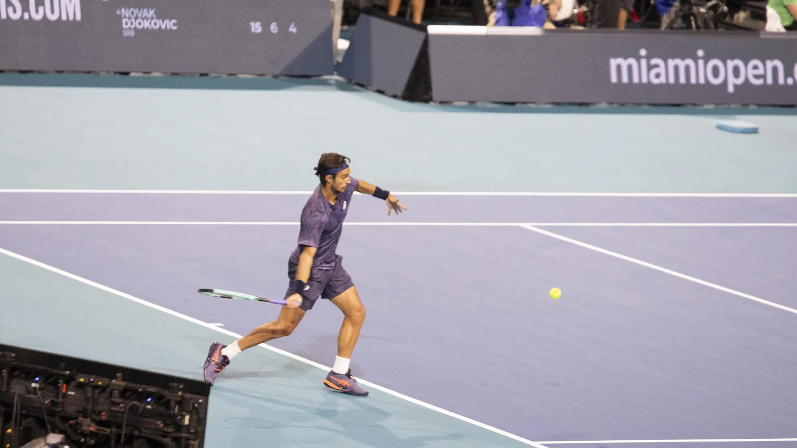 Архив: Лоренцо Музети на Miami Open, 25 март 2025 г.; не е кадър от финала в Лион 2026. Vbrunophotog / Wikimedia Commons, CC BY-SA 4.0. Оригинал: https://commons.wikimedia.org/wiki/File:Lorenzo_Musetti_at_2025_Miami_Open.jpg ; лиценз: https://creativecommons.org/licenses/by-sa/4.0/ ; изрязано и преоразмерено до 16:9, производната снимка е под същия лиценз.