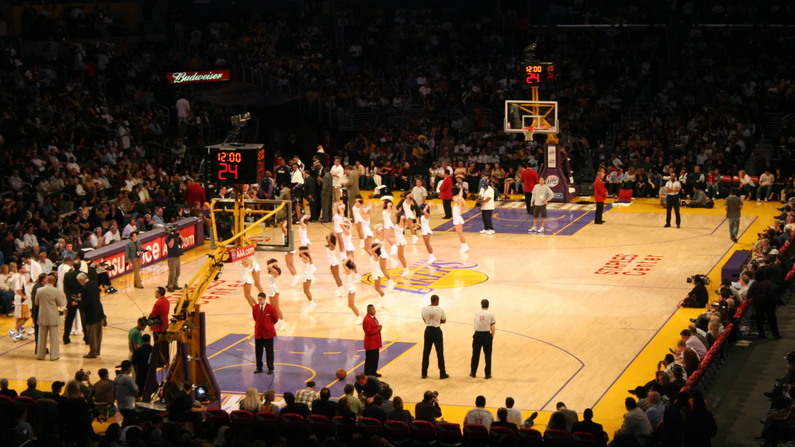 Архив: залата на Лейкърс Staples Center през 2008 г.; не е кадър от преговорите за продажбата. KennethHan / Wikimedia Commons, public domain. Изрязано до 16:9 без AI. https://commons.wikimedia.org/wiki/File:Laker_Game.JPG