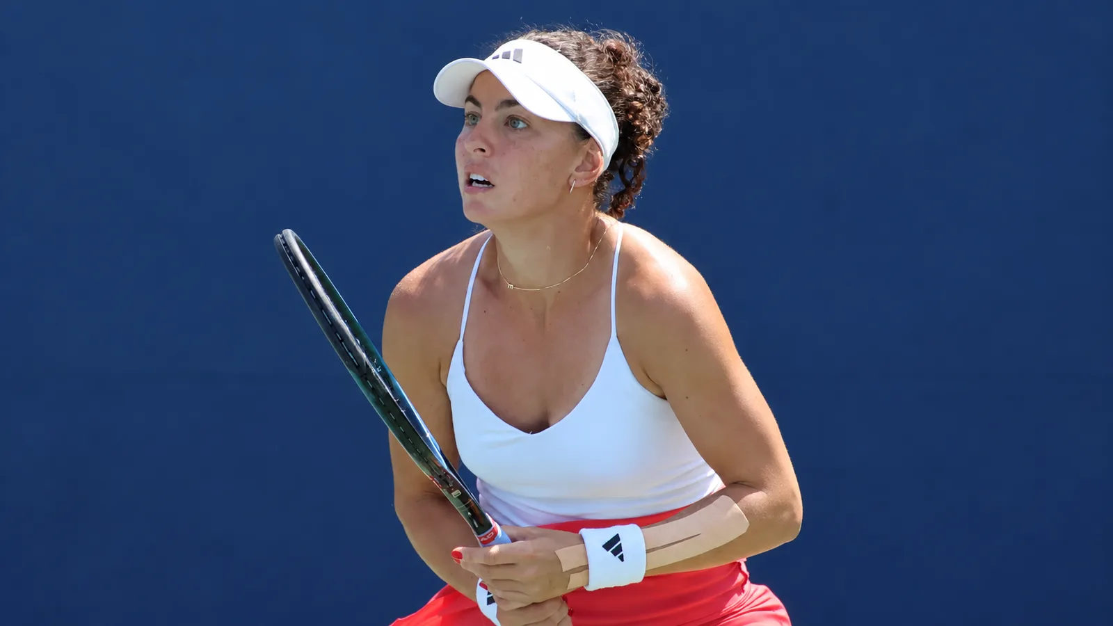 Айла Аксу на квалификациите на US Open през август 2026 г. — архивен кадър, не от полуфинала в Самсун. Hameltion / Wikimedia Commons, CC BY-SA 4.0; оригинал: https://commons.wikimedia.org/wiki/File:Ayla_Aksu_(2026_US_Open)_01.jpg ; лиценз: https://creativecommons.org/licenses/by-sa/4.0/ ; редакционно разширение до 16:9, производната версия се предоставя при CC BY-SA 4.0.