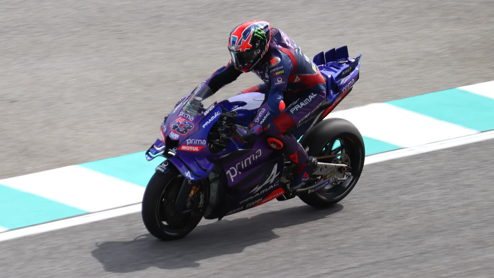 Архив: Джак Милър с Yamaha №43 на Prima Pramac на Гран при на Малайзия, 24 октомври 2025 г.; не е кадър от Мотеги 2026. Liauzh / Wikimedia Commons, CC BY-SA 4.0; изрязано до 16:9. Оригинал: https://commons.wikimedia.org/wiki/File:MotoGP_2025_Malaysian_Grand_Prix_-_Prima_Pramac_-_Jack_Miller.jpg ; лиценз: https://creativecommons.org/licenses/by-sa/4.0/ ; производното изображение остава под CC BY-SA 4.0.