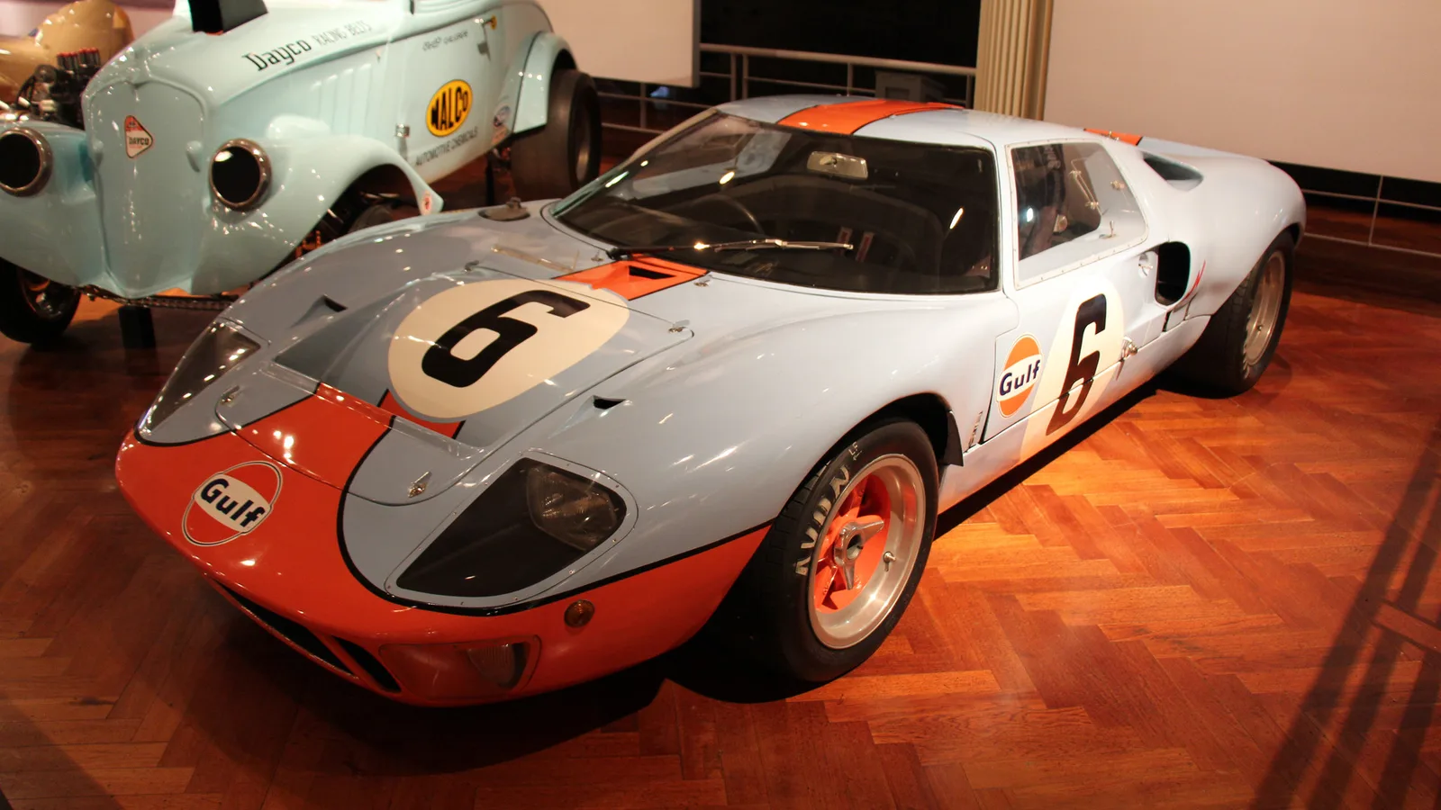 Архивен кадър на Ford GT40 Mk I, шаси 1075, с окраска Gulf в музей; автомобилът е вдъхновение за новия дизайн на Trackhouse, но снимката не показва мотоциклетите през 2026 г. Sicnag / Wikimedia Commons, CC BY 2.0; изрязано до 16:9. Оригинал: https://commons.wikimedia.org/wiki/File:1968_Ford_GT40_Mk_I_(14288662849).jpg ; лиценз: https://creativecommons.org/licenses/by/2.0/