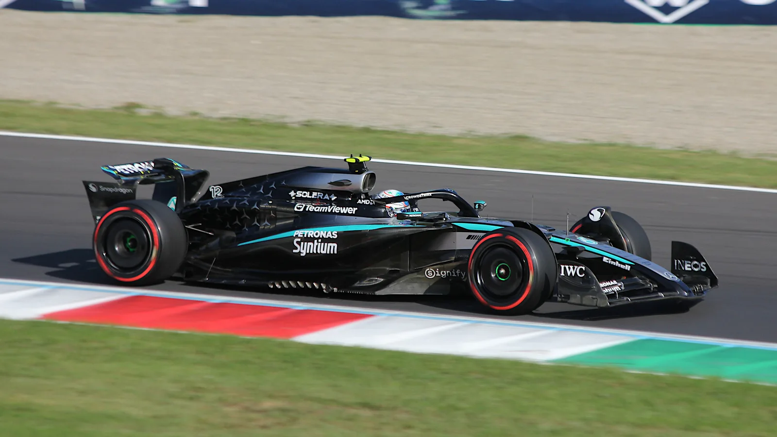 Архив: Кими Антонели с Mercedes W16 №12 в квалификацията за Гран при на Италия, 6 септември 2025 г.; не е кадър от Остин 2026. Eustace Bagge / Wikimedia Commons, CC BY 4.0. Оригинал: https://commons.wikimedia.org/wiki/File:Andrea_Kimi_Antonelli_2025_Italian_Grand_Prix_qualifying3.jpg ; лиценз: https://creativecommons.org/licenses/by/4.0/ ; изрязано и оразмерено до 16:9 без AI редакция.