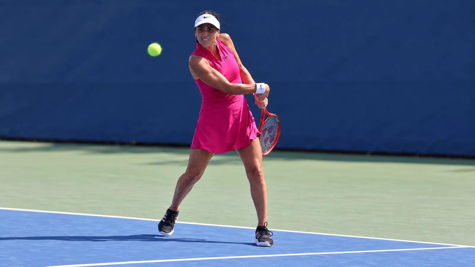 Архив: Амандин Ес на US Open 2023, не от срещата с Мария Гарсия Сид в Майорка. Hameltion / Wikimedia Commons, CC BY-SA 4.0; оригинал: https://commons.wikimedia.org/wiki/File:Amandine_Hesse_(2023_US_Open)_01.jpg ; редакционно AI разширение до 16:9; производната се предоставя при CC BY-SA 4.0.