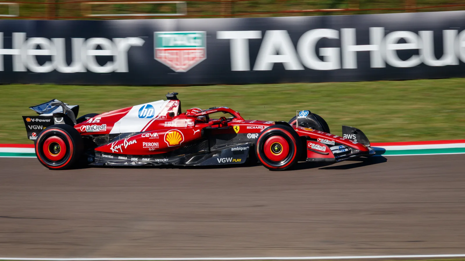 Архив: Шарл Льоклер с Ferrari №16 в Имола, 16 май 2025 г.; не е кадър от Остин 2026. Jen_ross83 / Wikimedia Commons, CC BY 4.0. Изрязано и оразмерено до 16:9 без AI. Оригинал: https://commons.wikimedia.org/wiki/File:FIA_F1_Imola_2025_No._16_Leclerc_(2).jpg ; https://creativecommons.org/licenses/by/4.0/