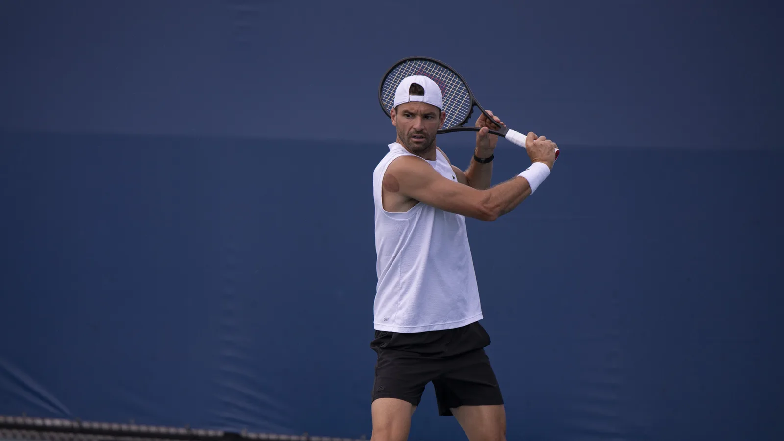 Архив: Григор Димитров на Miami Open, 26 март 2025 г.; не е кадър от Париж 2026. Vbrunophotog / Wikimedia Commons, CC BY-SA 4.0. Изрязано и оразмерено до 16:9 без AI промени; адаптация под същия лиценз. https://commons.wikimedia.org/wiki/File:Grigor_Dimitrov_at_2025_Miami_Open_01.jpg ; https://creativecommons.org/licenses/by-sa/4.0/