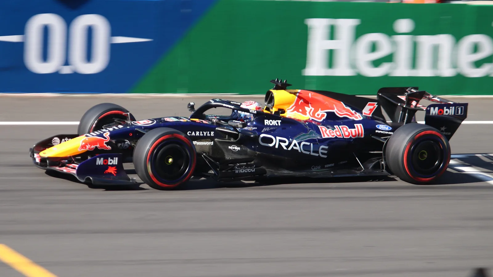 Архивен кадър: Макс Верстапен с болида Red Bull RB22 в квалификацията за Гран при на Китай през март 2026 г.; не е кадър от Сингапур. Liauzh / Wikimedia Commons, CC BY 4.0; изрязано до 16:9. Оригинал: https://commons.wikimedia.org/wiki/File:2026_Chinese_GP_-_Red_Bull_-_Max_Verstappen_-_Qualifying.jpg ; лиценз: https://creativecommons.org/licenses/by/4.0/