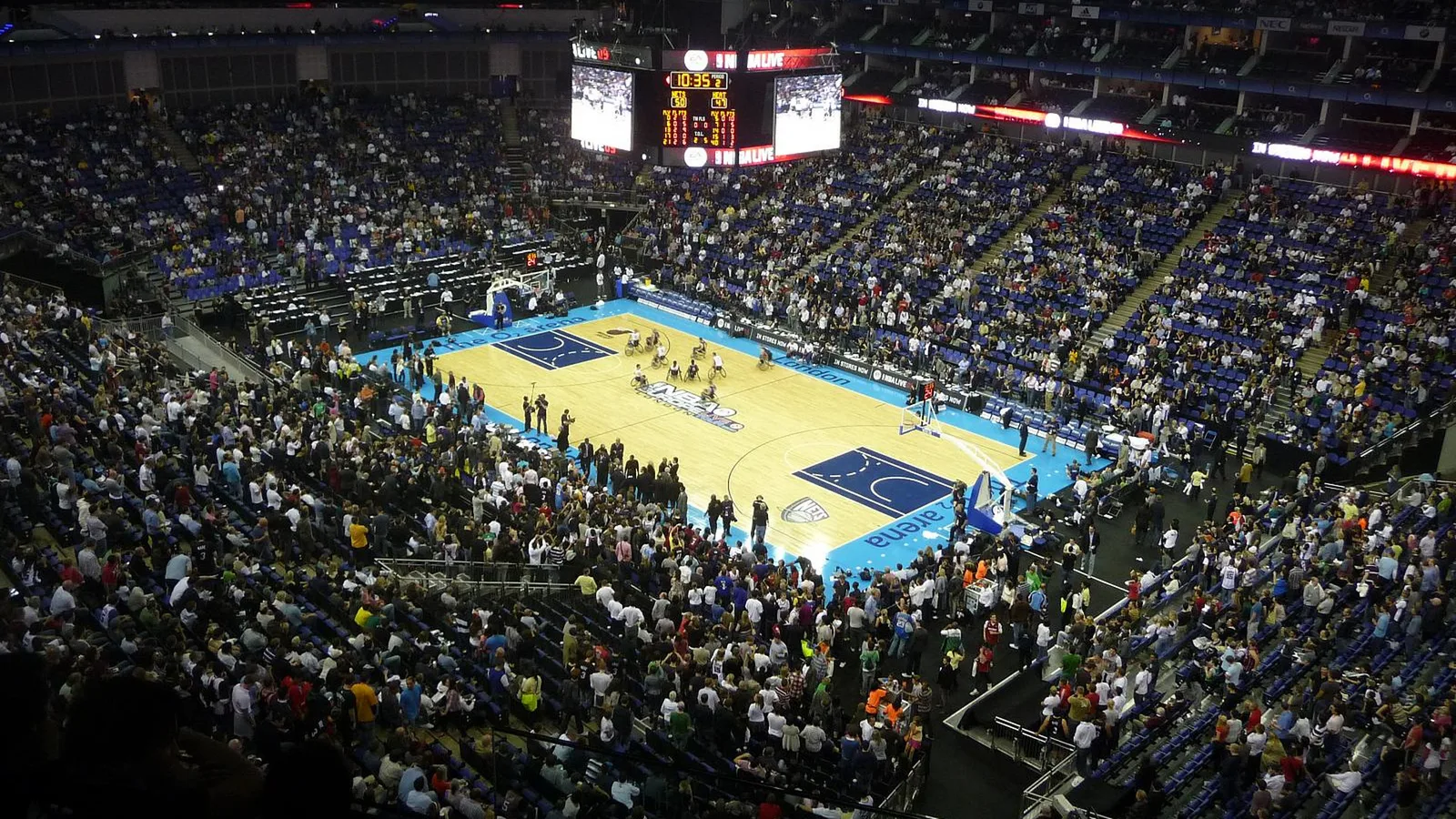 Архив: Ню Джърси Нетс – Маями Хийт в O2 Arena, Лондон, 12 октомври 2008 г.; илюстрация към проекта за NBA Europe, не кадър от бъдещата лига през 2027 г. ikibau / Wikimedia Commons, CC BY 2.0; изрязано до 16:9 и преоразмерено. Оригинал: https://commons.wikimedia.org/wiki/File:Basket_Ball_at_the_O2_Arena.jpg ; лиценз: https://creativecommons.org/licenses/by/2.0/