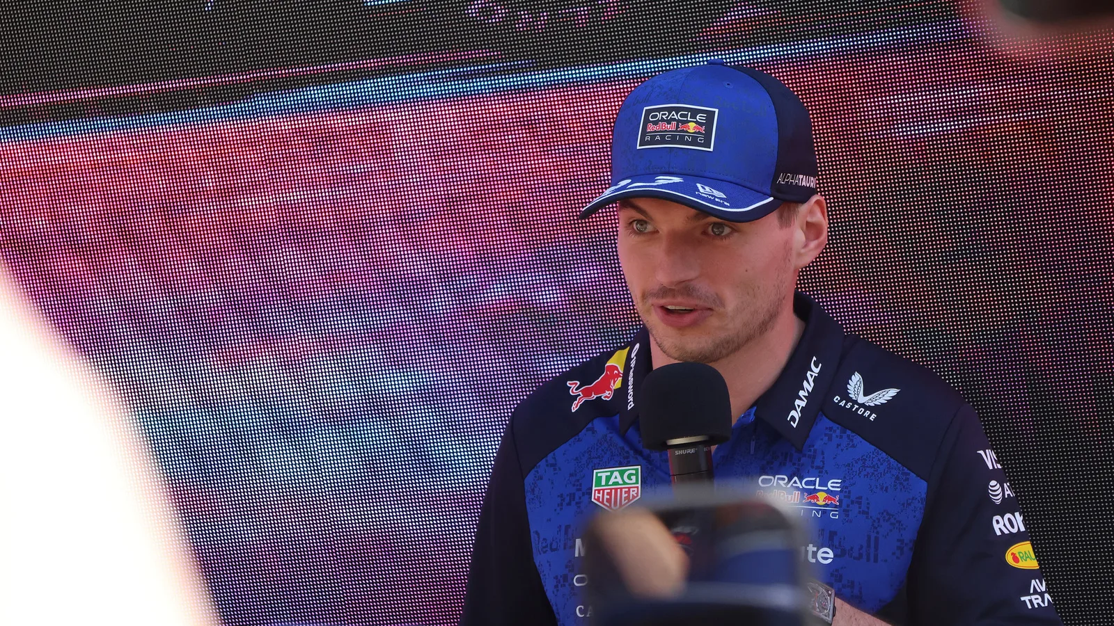 Макс Верстапен на събитие на Red Bull в Мелбърн през март 2026 г. — архивен кадър, не от тренировката на „Сепанг“. Yu Chu Chin / Wikimedia Commons, CC BY-SA 4.0; изрязано до 16:9. https://creativecommons.org/licenses/by-sa/4.0/