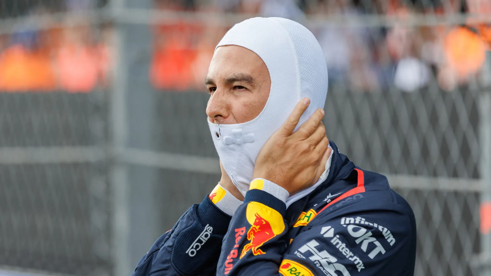 Архив: Серхио Перес в екип на Red Bull на стартовата решетка в Зандвоорт, 25 август 2024 г.; не е кадър от Cadillac или настоящото изявление. Steffen Prößdorf / Wikimedia Commons, CC BY-SA 4.0. Изрязано и оразмерено до 16:9 без AI; адаптацията е под същия лиценз. https://commons.wikimedia.org/wiki/File:2024-08-25_Motorsport,_Formel_1,_Gro%C3%9Fer_Preis_der_Niederlande_2024_STP_3760_by_Stepro.jpg ; https://creativecommons.org/licenses/by-sa/4.0/