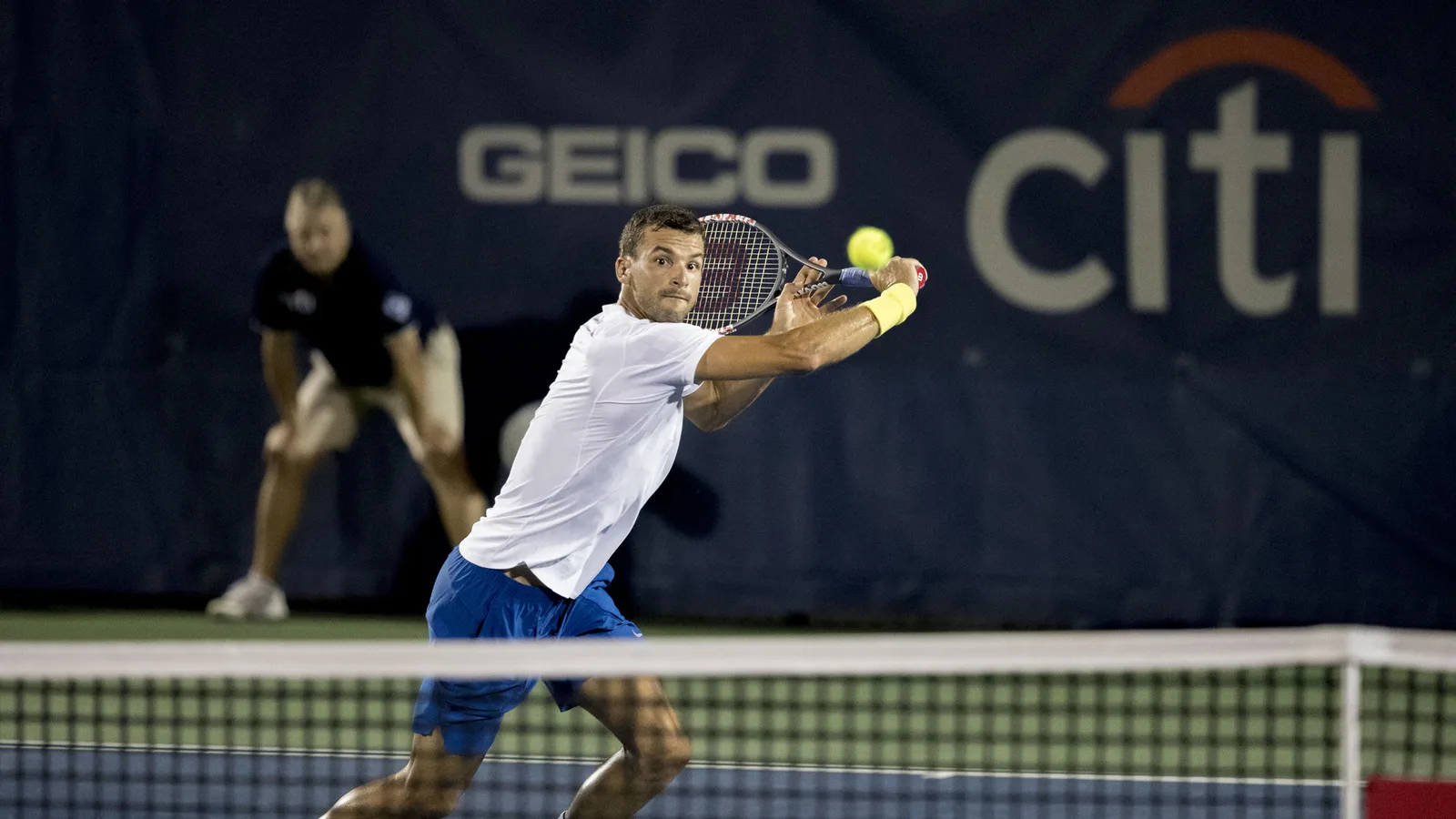Архив: Григор Димитров на Citi Open, 2 август 2017 г.; не е кадър от Виена 2026. Keith Allison / Wikimedia Commons, CC BY-SA 2.0. https://commons.wikimedia.org/wiki/File:2017_Citi_Open_Tennis_Grigor_Dimitrov_(36300998696).jpg ; https://creativecommons.org/licenses/by-sa/2.0/ ; изрязано и преоразмерено до 16:9 без AI редакция; адаптация под същия лиценз.