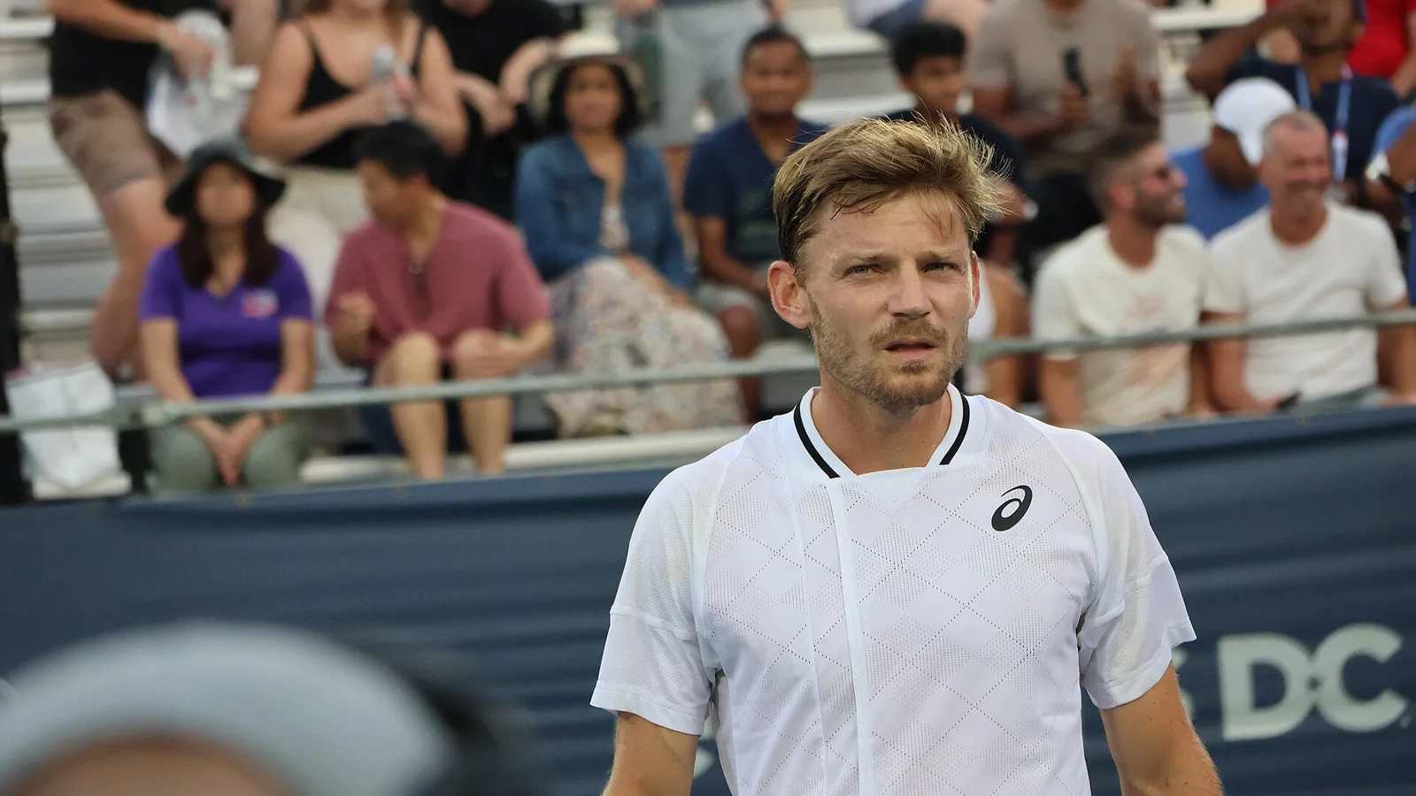Архив: Давид Гофен на Washington Open, 29 юли 2024 г.; не е кадър от последния мач в Брюксел през 2026 г. Hameltion / Wikimedia Commons, CC BY-SA 4.0. Оригинал: https://commons.wikimedia.org/wiki/File:David_Goffin_(2024_DC_Open)_02.jpg ; лиценз: https://creativecommons.org/licenses/by-sa/4.0/ ; изрязано до 16:9, адаптация под същия лиценз.