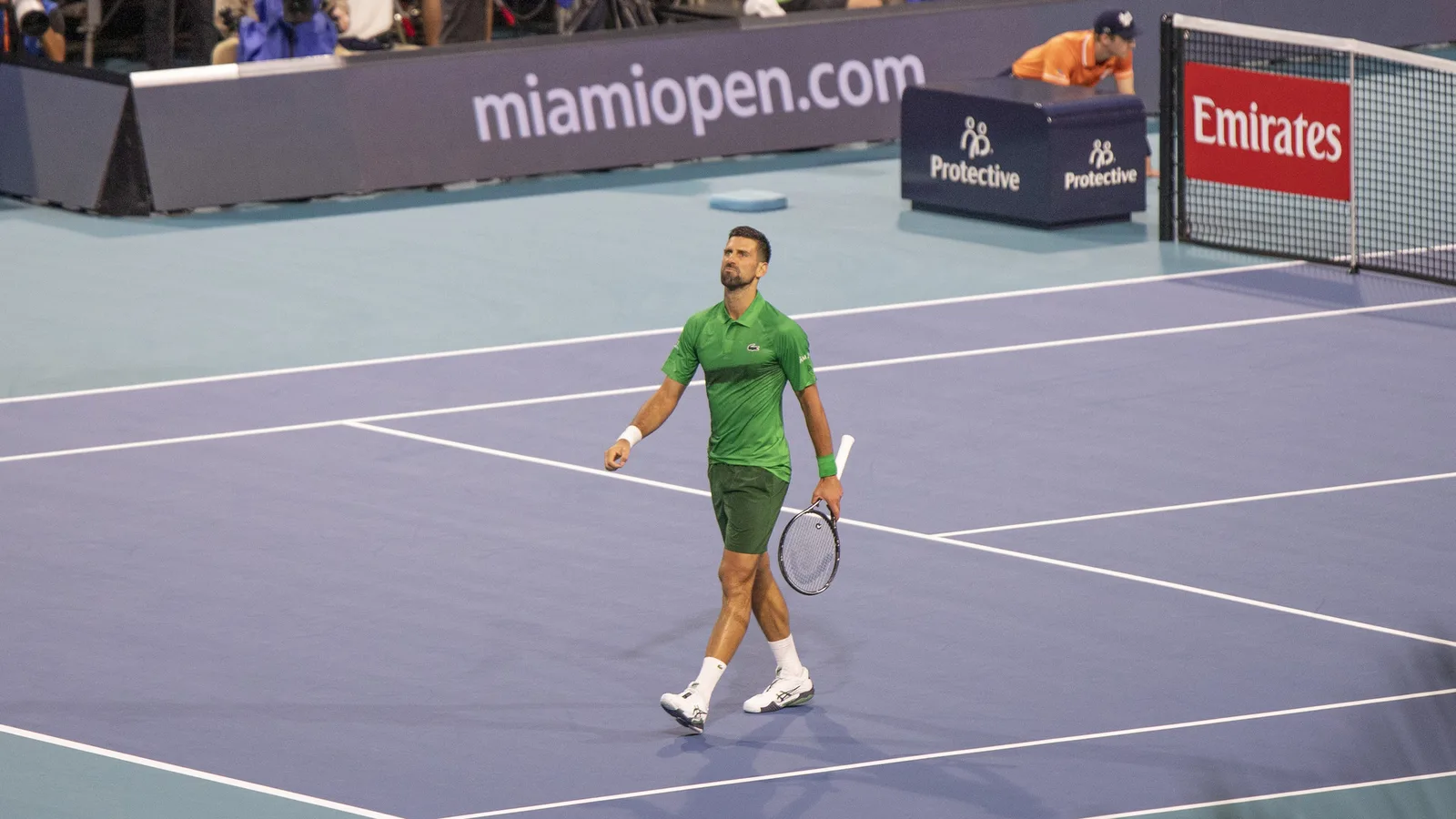 Новак Джокович на корта на Miami Open през 2025 г. — архивна снимка, не от двубоя с Юнчаокете Бу в Пекин. Vbrunophotog / Wikimedia Commons, CC BY-SA 4.0; изрязана до 16:9.