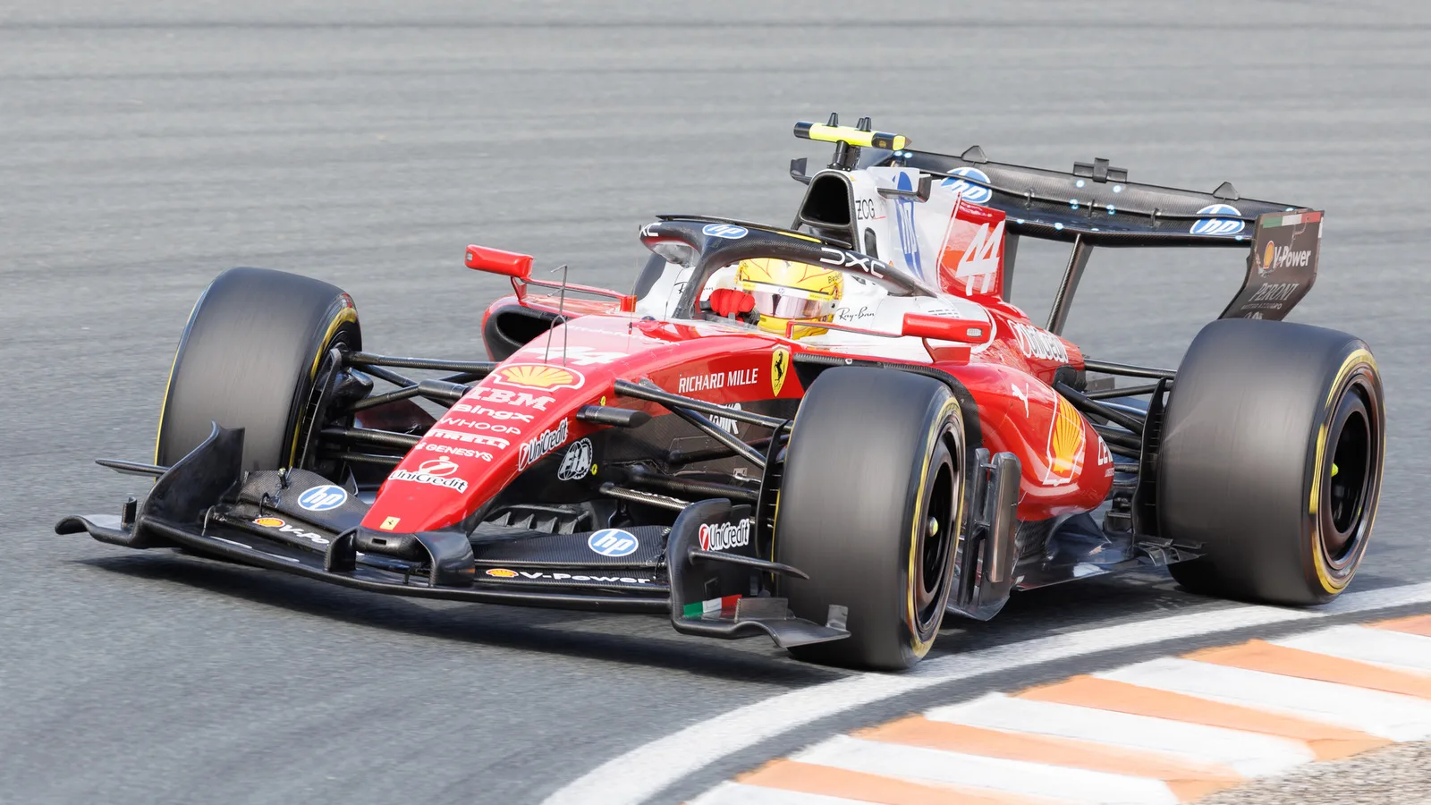 Архив: Люис Хамилтън с Ferrari №44 в Зандвоорт, 21 август 2026 г.; не е кадър от интервюто. Steffen Prößdorf / Wikimedia Commons, CC BY-SA 4.0. https://commons.wikimedia.org/wiki/File:2026-08-21_Motorsport,_Formel_1,_Gro%C3%9Fer_Preis_der_Niederlande_2026_STP_2264.jpg ; https://creativecommons.org/licenses/by-sa/4.0/ ; минимално изрязано и оразмерено до 16:9 без AI; адаптацията остава под същия лиценз.