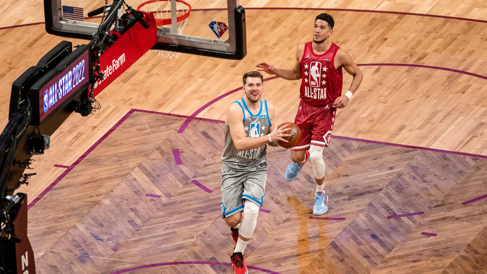 Архив: Лука Дончич на NBA All-Star през 2022 г.; кадърът не е от изказването му за европейския баскетбол. Erik Drost / Wikimedia Commons, CC BY 2.0; изрязано до 16:9. Оригинал: https://commons.wikimedia.org/wiki/File:Luka_Doncic_(51916936450).jpg ; лиценз: https://creativecommons.org/licenses/by/2.0/