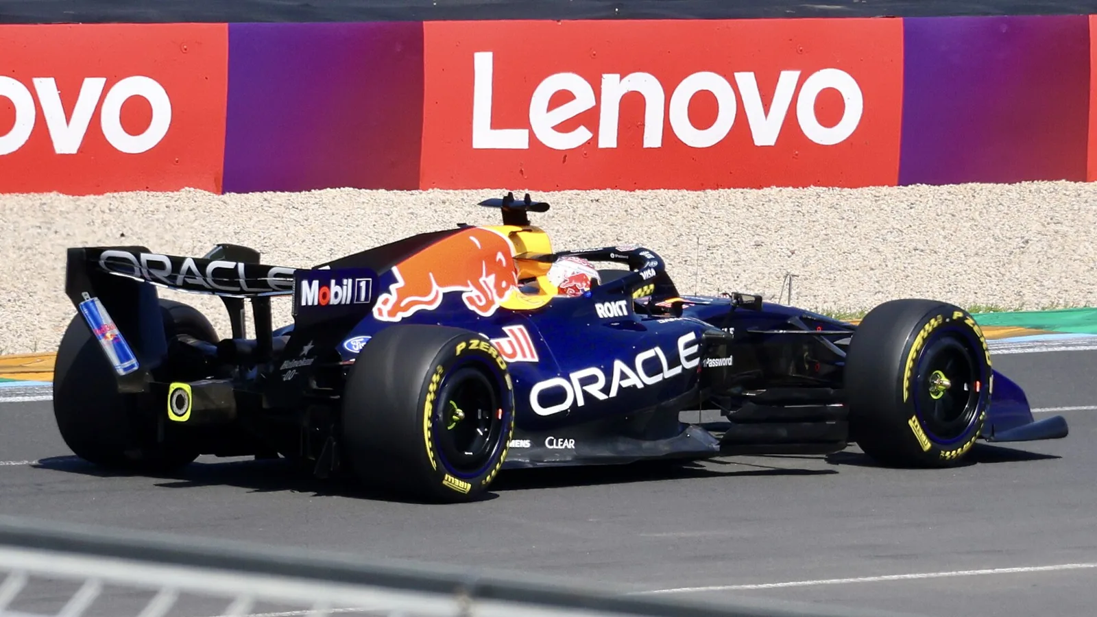 Макс Верстапен с болида на Red Bull в тренировка за Гран при на Австралия през март 2026 г. — архивен кадър, не от състезанието на Сепанг. Yu Chu Chin / Wikimedia Commons, CC BY-SA 4.0; изрязано до 16:9. Оригинал: https://commons.wikimedia.org/wiki/File:Red_Bull_Racing_RB22_of_Max_Verstappen_(028A8078).jpg ; лиценз: https://creativecommons.org/licenses/by-sa/4.0/