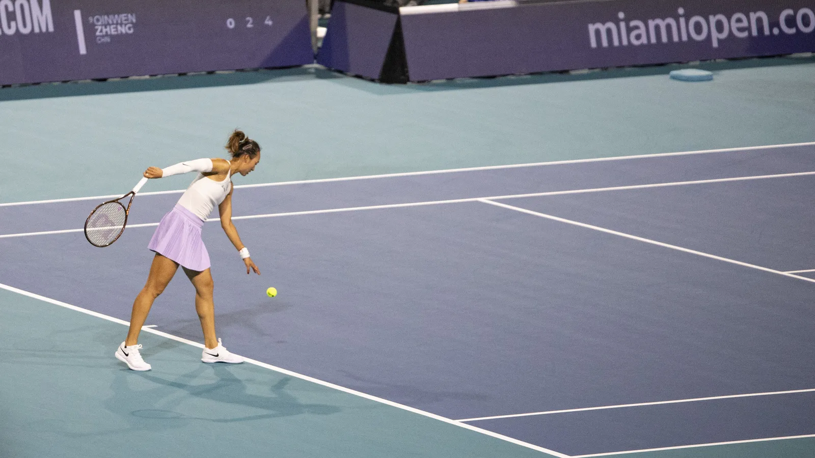 Цинвън Джън на Miami Open през март 2025 г. — архивна снимка, не от Пекин или Ухан 2026; Мира Андреева не е показана. Vbrunophotog / Wikimedia Commons, CC BY-SA 4.0; оригинал: https://commons.wikimedia.org/wiki/File:Zheng_Qinwen_at_2025_Miami_Open.jpg ; лиценз: https://creativecommons.org/licenses/by-sa/4.0/ ; изрязана до 16:9, производната версия е под CC BY-SA 4.0.