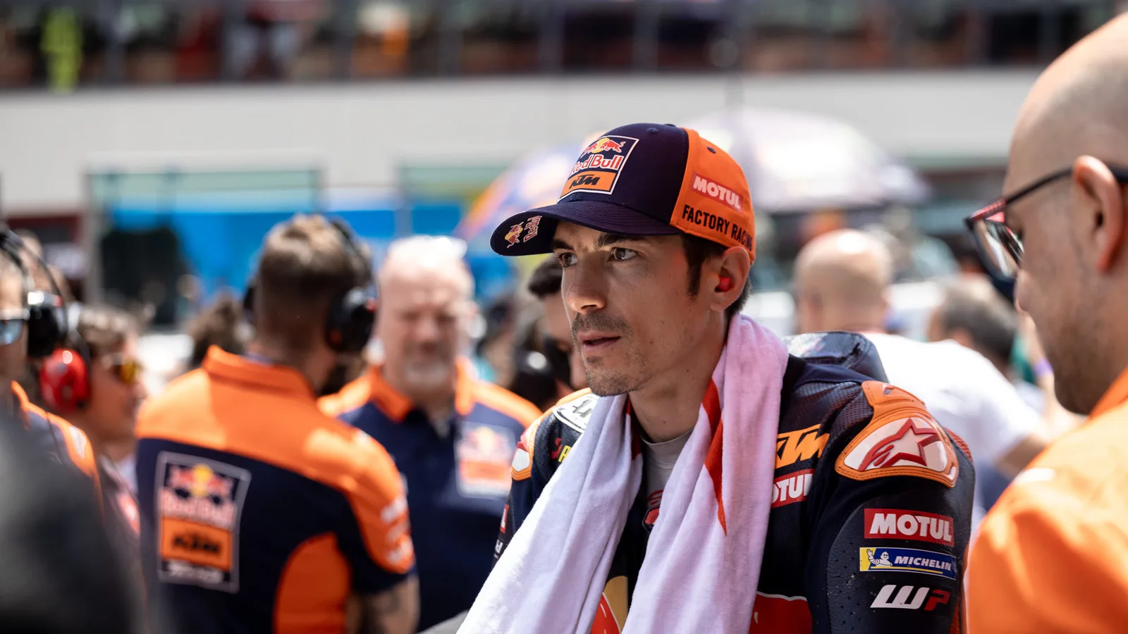Маверик Винялес с екипа на KTM в падока на Гран при на Италия през 2025 г. — архивен кадър, не от Япония 2026 г.; Wikimedia Commons, PD-author, изрязан до 16:9.