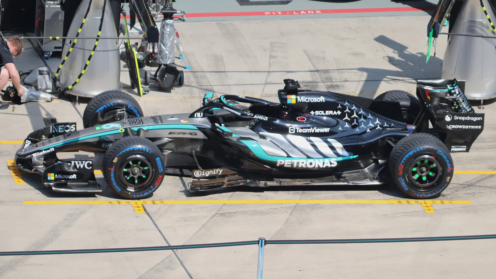 Болидът Mercedes W17 на Гран при на Китай през март 2026 г. — архивна снимка, не кадър от Сепанг; Liauzh / Wikimedia Commons, CC BY 4.0, изрязана до 16:9. https://creativecommons.org/licenses/by/4.0/