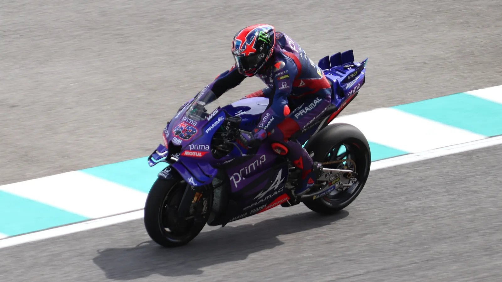 Архив: Джак Милър №43 с Pramac Yamaha на Гран при на Малайзия, 24 октомври 2025 г.; не е кадър от отменения старт в Австралия през 2026 г. Liauzh / Wikimedia Commons, CC BY-SA 4.0. Изрязано и оразмерено до 16:9, без AI редакция; производното остава под същия лиценз. Оригинал: https://commons.wikimedia.org/wiki/File:MotoGP_2025_Malaysian_Grand_Prix_-_Prima_Pramac_-_Jack_Miller.jpg ; https://creativecommons.org/licenses/by-sa/4.0/
