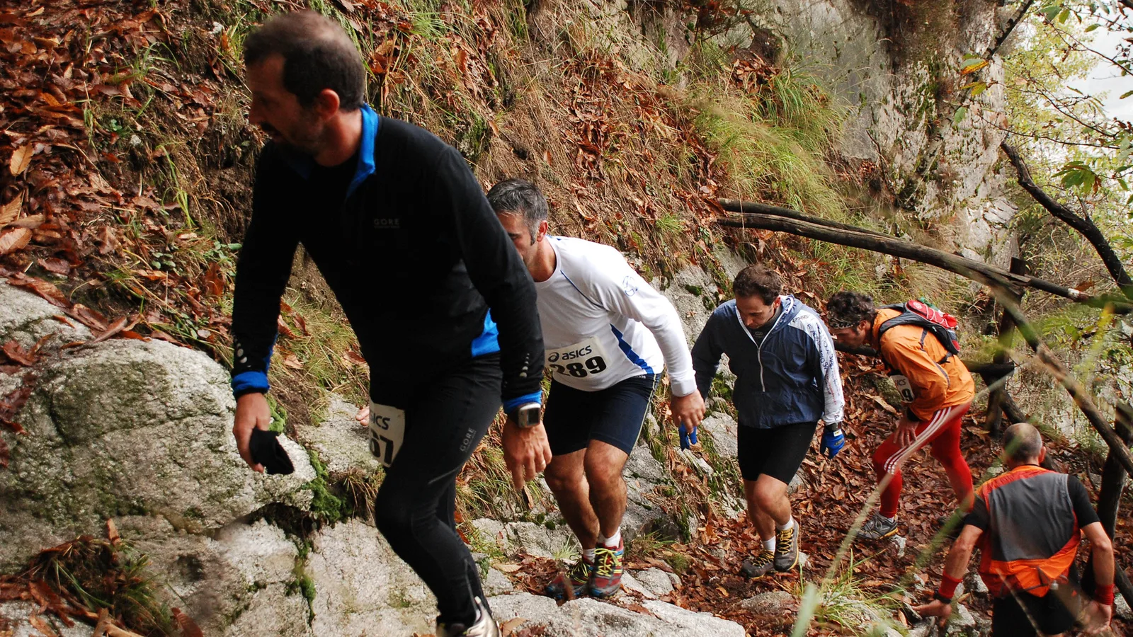 Илюстративен архивен кадър от трейл бягането Trail del Lago d'Orta през 2010 г.; не е от Ultra Pirineu 2026 или от отменената 21K. Julia Baykova / Wikimedia Commons, CC BY 2.0; изрязано до 16:9. Оригинал: https://commons.wikimedia.org/wiki/File:Trail_Running_Lago_Orta.jpg ; лиценз: https://creativecommons.org/licenses/by/2.0/