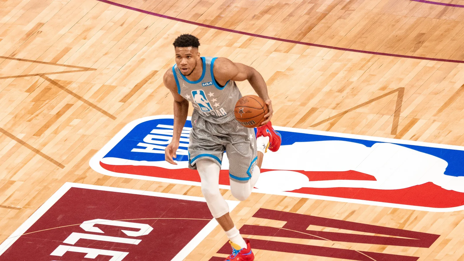 Архив: Янис Антетокумпо на NBA All-Star през февруари 2022 г., с екип от събитието; не е кадър от дебюта за Маями Хийт. Erik Drost / Wikimedia Commons, CC BY 2.0; изрязано до 16:9. https://commons.wikimedia.org/wiki/File:Giannis_Antetokounmpo_(51916652434).jpg ; https://creativecommons.org/licenses/by/2.0/