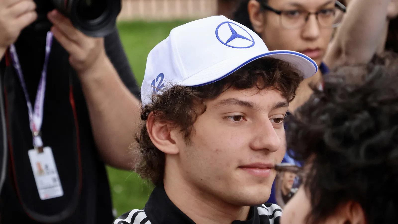 Архив: Кими Антонели на Melbourne Walk, Гран при на Австралия, 6 март 2026 г.; не е кадър от Остин. Yu Chu Chin / Wikimedia Commons, CC BY-SA 4.0. Изрязано и оразмерено до 16:9 без AI редакция; адаптацията остава под същия лиценз. Оригинал: https://commons.wikimedia.org/wiki/File:Kimi_Antonelli_at_the_Melbourne_Walk_during_the_2026_Australian_Grand_Prix_(028A7930).jpg ; лиценз: https://creativecommons.org/licenses/by-sa/4.0/