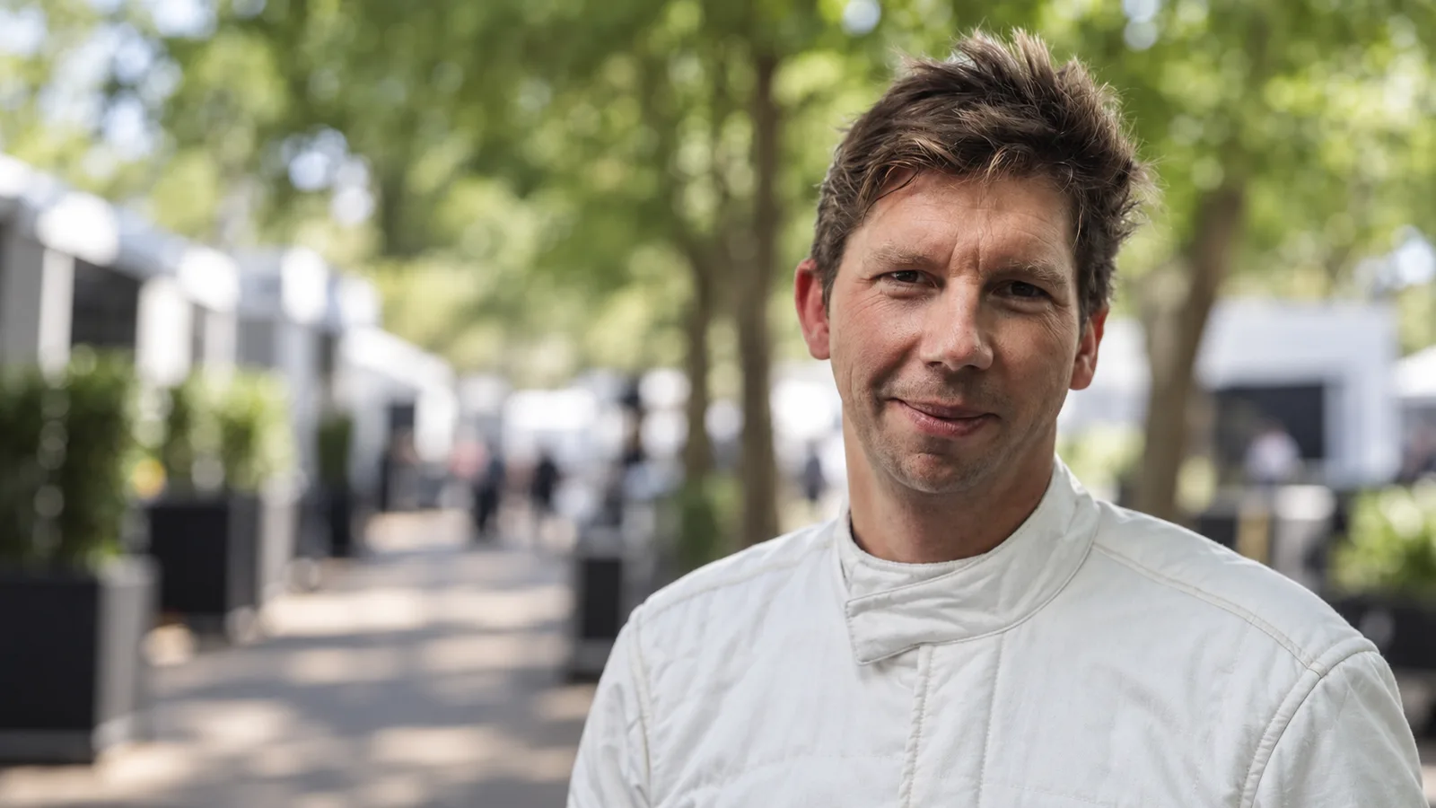 Редакционна AI обработка на архивен портрет на Джеймс Ваулс от Goodwood през 2024 г.; не е кадър от пресконференцията в Бахрейн.