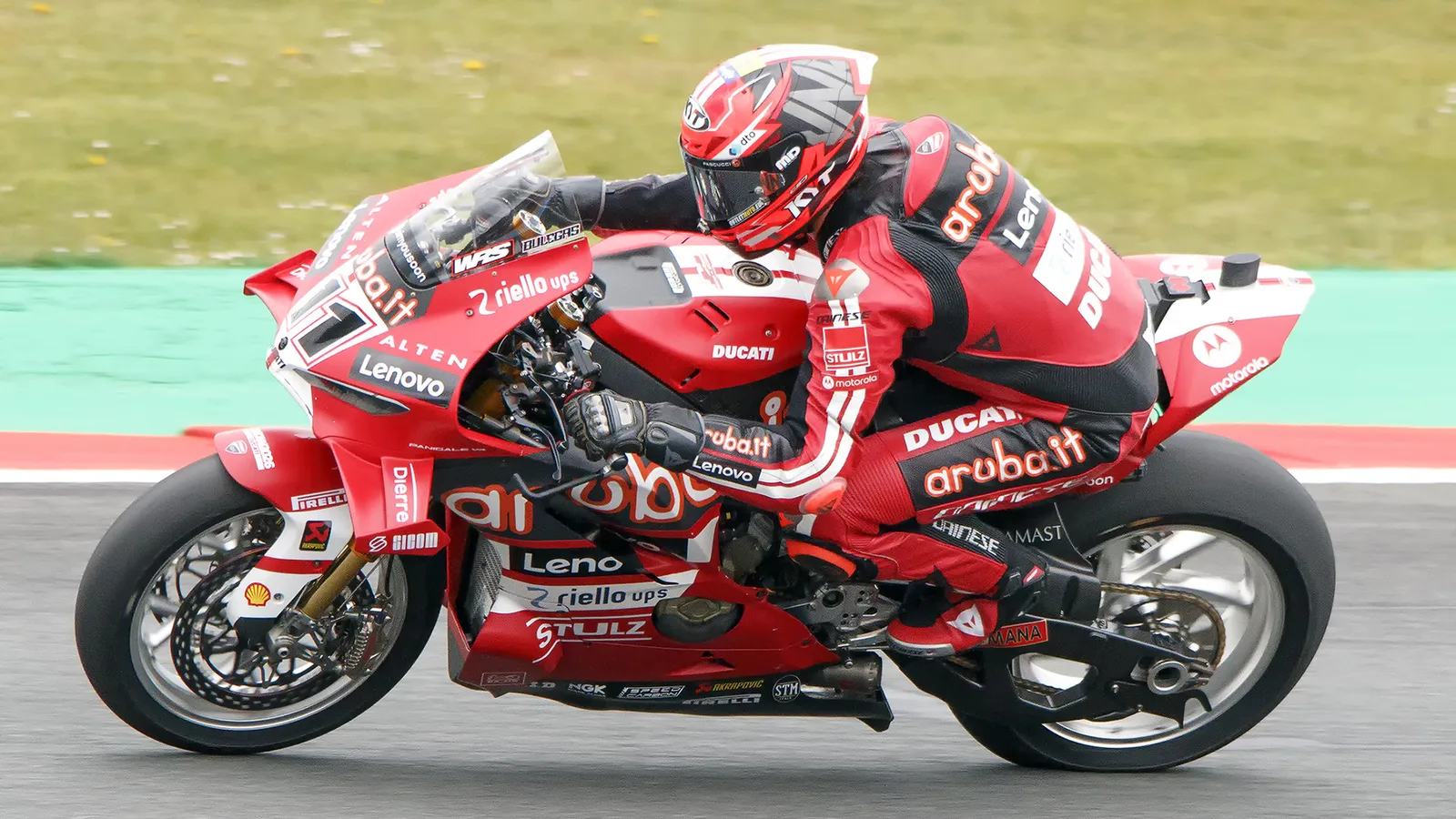 Николо Булега с Ducati Panigale V4 R в състезание от WorldSBK на пистата Асен през април 2026 г. — архивна снимка, не от тренировките в Ещорил. Dvdzee / Wikimedia Commons, CC BY-SA 4.0; изрязано и оразмерено до 16:9. Оригинал: https://commons.wikimedia.org/wiki/File:Nicolo_Bulega_Ducati_Panigale_V4_R.jpg ; лиценз: https://creativecommons.org/licenses/by-sa/4.0/ ; производното изображение е под CC BY-SA 4.0.