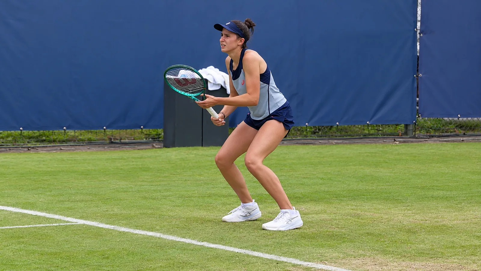 Миа Поханкова — AI адаптация на архивна снимка от Libéma Open, 11 юни 2026 г.; не е кадър от Токио. Tvx1 / Wikimedia Commons, CC BY-SA 4.0. https://commons.wikimedia.org/wiki/File:Poh%C3%A1nkov%C3%A1_Rosmalen.jpg ; https://creativecommons.org/licenses/by-sa/4.0/ ; разширен фон и кадриране до 16:9, адаптация под същия лиценз.
