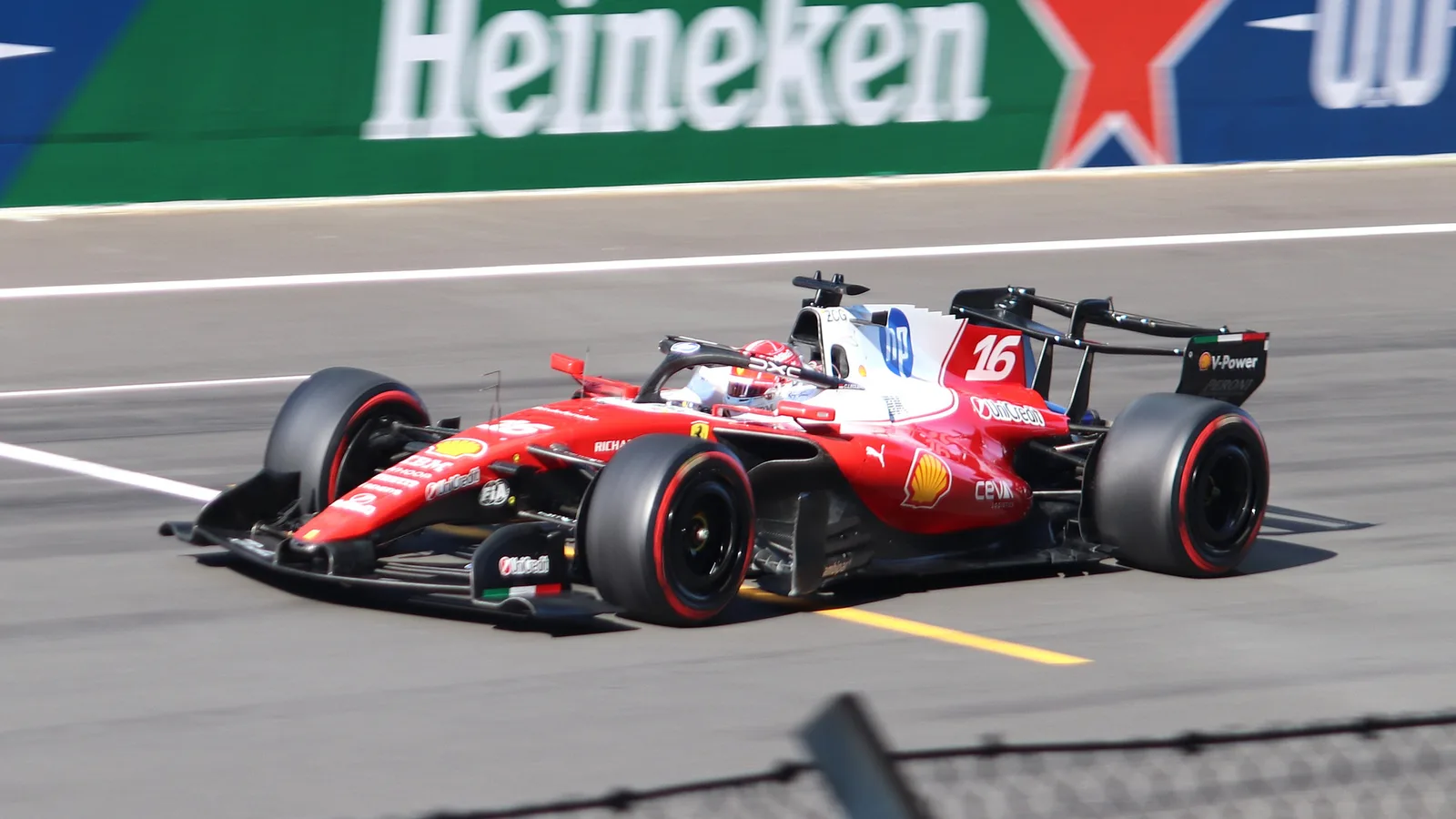 Архив: Шарл Льоклер с Ferrari №16 в квалификацията за Гран при на Китай, 14 март 2026 г.; не е кадър от Остин. Liauzh / Wikimedia Commons, CC BY 4.0. Оригинал: https://commons.wikimedia.org/wiki/File:2026_Chinese_GP_-_Ferrari_-_Charles_Leclerc_-_Qualifying.jpg ; лиценз: https://creativecommons.org/licenses/by/4.0/ ; минимално изрязано и оразмерено до 1920×1080 без AI редакция.