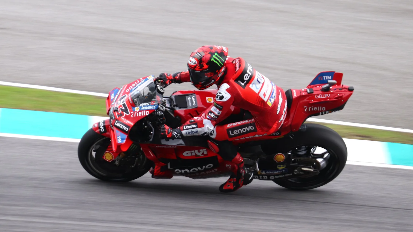 Франческо Баная с Ducati Lenovo на Гран при на Малайзия през 2025 г. — архивна снимка, не от Мотеги 2026. Liauzh / Wikimedia Commons, CC BY-SA 4.0; изрязана до 16:9. Оригинал: https://commons.wikimedia.org/wiki/File:MotoGP_2025_Malaysian_Grand_Prix_-_Ducati_Lenovo_-_Francesco_Bagnaia.jpg ; лиценз: https://creativecommons.org/licenses/by-sa/4.0/ ; производното изображение е под CC BY-SA 4.0.