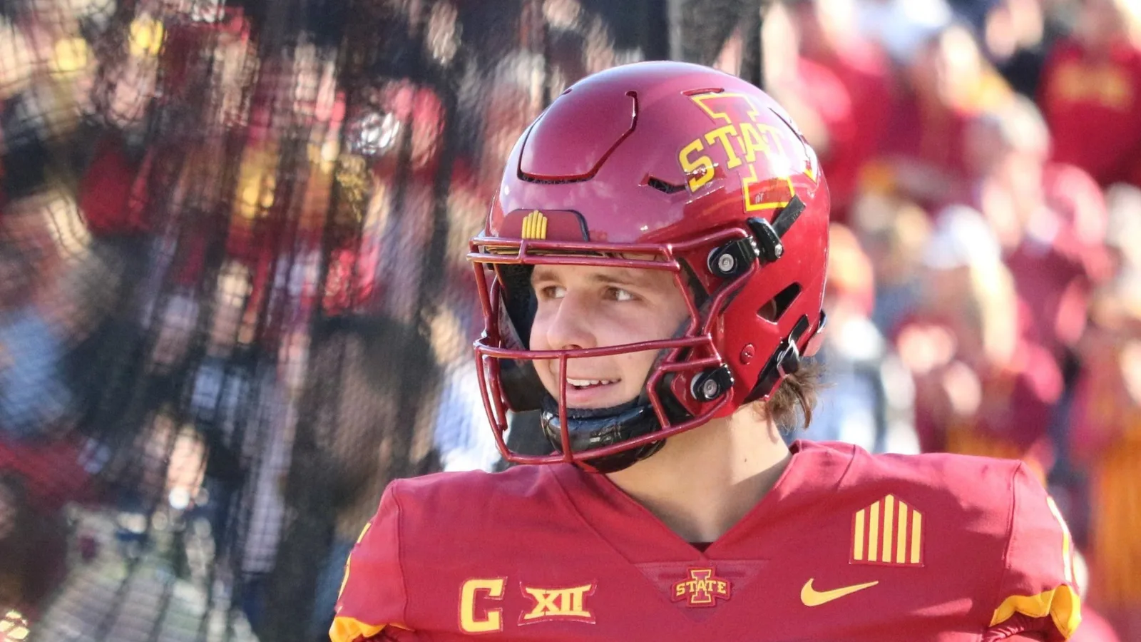 Архив: Брок Пърди с Iowa State Cyclones срещу Oklahoma State на 23 октомври 2021 г.; не е кадър от Сан Франциско – Сиатъл през 2026 г. Jar-Lar / Wikimedia Commons, CC BY-SA 4.0; изрязано до 16:9, производната версия е под CC BY-SA 4.0. Оригинал: https://commons.wikimedia.org/wiki/File:Brock_Purdy.jpg ; лиценз: https://creativecommons.org/licenses/by-sa/4.0/