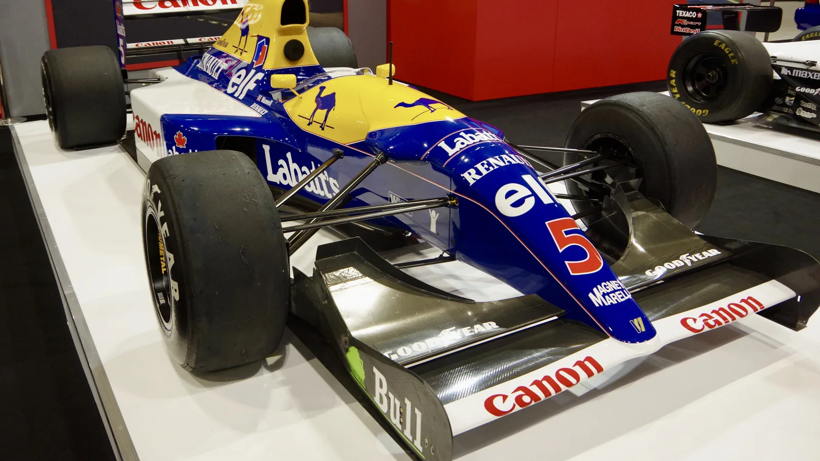 Архивна снимка: Williams FW14B от 1992 г. на Autosport International през януари 2020 г. — исторически болид, не новият FW50. David Merrett / Wikimedia Commons, CC BY 2.0; оригинал: https://commons.wikimedia.org/wiki/File:1992_Williams_FW14B_(49379465223).jpg ; лиценз: https://creativecommons.org/licenses/by/2.0/ ; изрязано до 16:9.