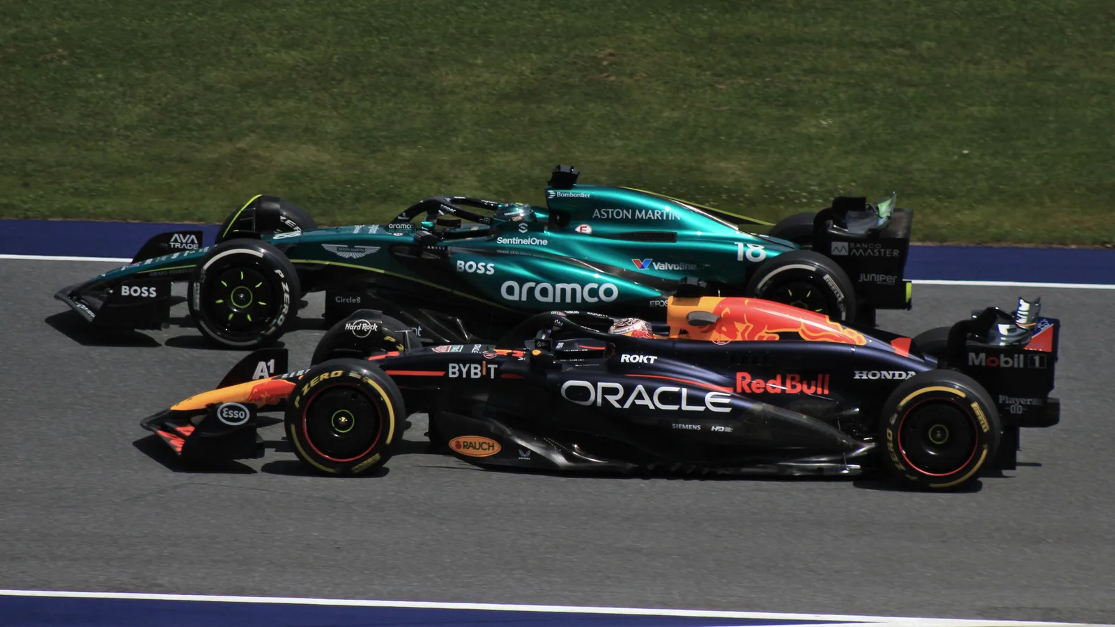Архив: болиди на Red Bull и Aston Martin на Гран при на Австрия на 28 юни 2024 г.; илюстрация на Формула 1, не кадър от Руанда или бъдещата писта в Бугесера. Lukas Raich / Wikimedia Commons, CC BY-SA 4.0. Оригинал: https://commons.wikimedia.org/wiki/File:FIA_F1_Austria_2024_misc.jpg ; лиценз: https://creativecommons.org/licenses/by-sa/4.0/ ; преоразмерено до 16:9, производната версия остава под CC BY-SA 4.0.