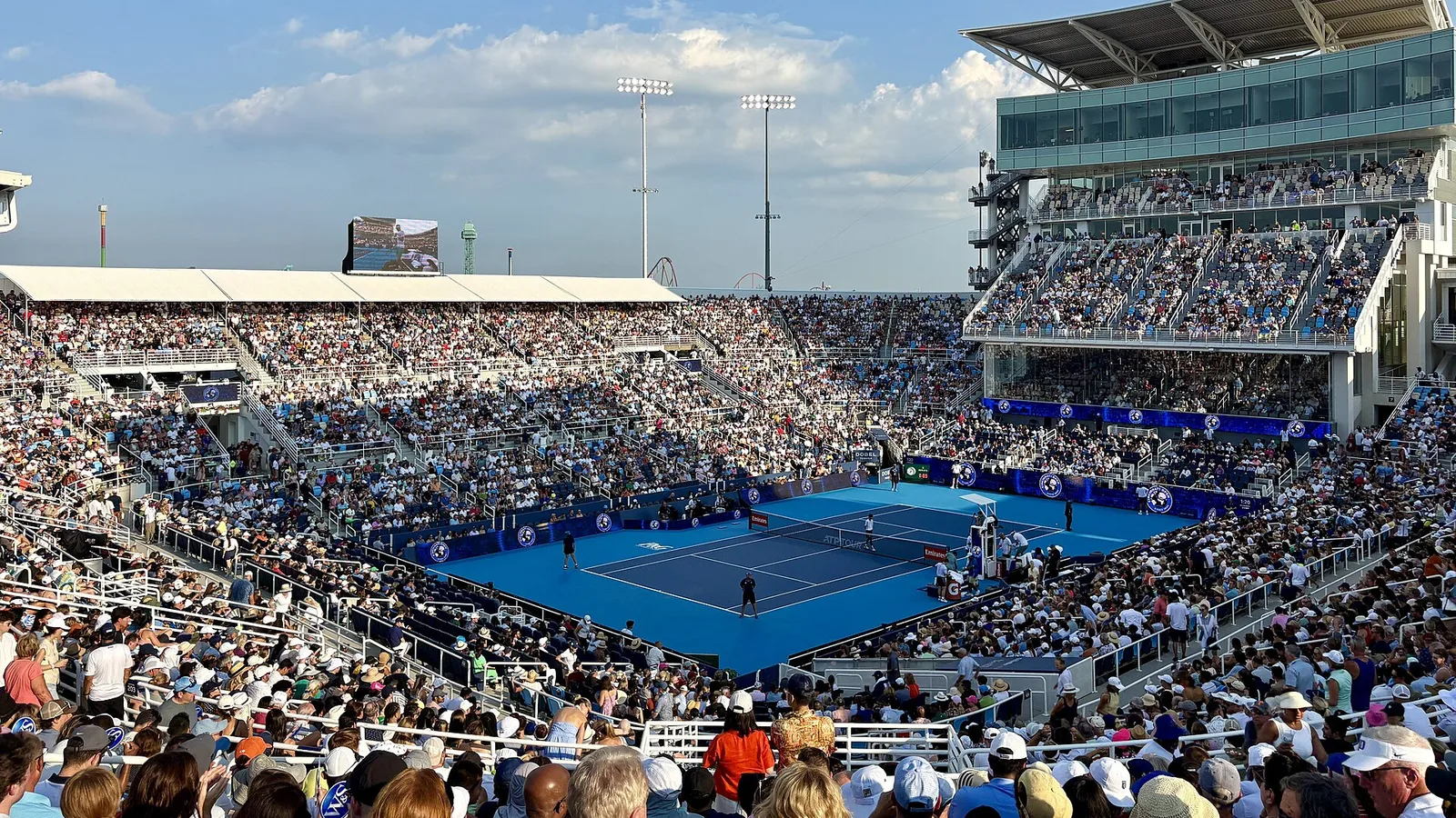 Архив: централният корт в Синсинати по време на Cincinnati Open 2025 — контекст към реформите на ATP, не кадър от срещите в Торино. RandyFitz / Wikimedia Commons, CC0 1.0; изрязано до 16:9.