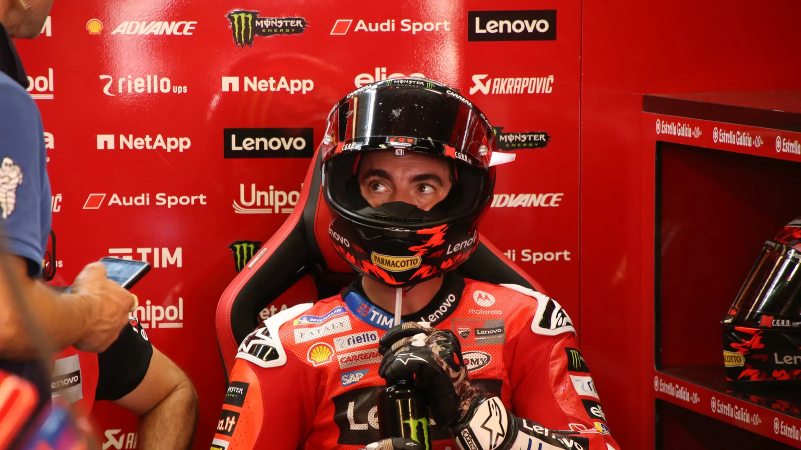 Архив: Франческо Баная в бокса на Ducati на Муджело, 20 юни 2025 г.; не е кадър от Австралия 2026. René 2782 / Wikimedia Commons, CC BY-SA 4.0. Оригинал: https://commons.wikimedia.org/wiki/File:Pecco_Bagnaia_nel_box_Ducati,_GP_Mugello_2025.jpg ; лиценз: https://creativecommons.org/licenses/by-sa/4.0/ ; изрязано и оразмерено до 16:9 без AI редакция; производното остава под същия лиценз.