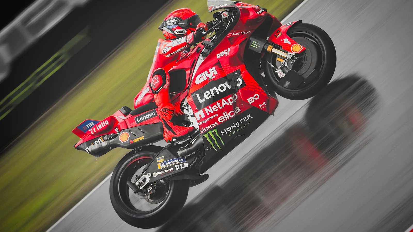 Марк Маркес с мотоциклет Ducati на пистата в Бърно през юли 2025 г. — архивен кадър, не от тренировката в Мотеги през 2026 г. Pavel21kriz / Wikimedia Commons, CC BY-SA 4.0: https://commons.wikimedia.org/wiki/File:Marc_M%C3%A1rquez_at_Czech_Motorcycle_Grand_Prix_at_Brno_2025.jpg ; лиценз: https://creativecommons.org/licenses/by-sa/4.0/ ; изрязана до 16:9, производното изображение е под CC BY-SA 4.0.