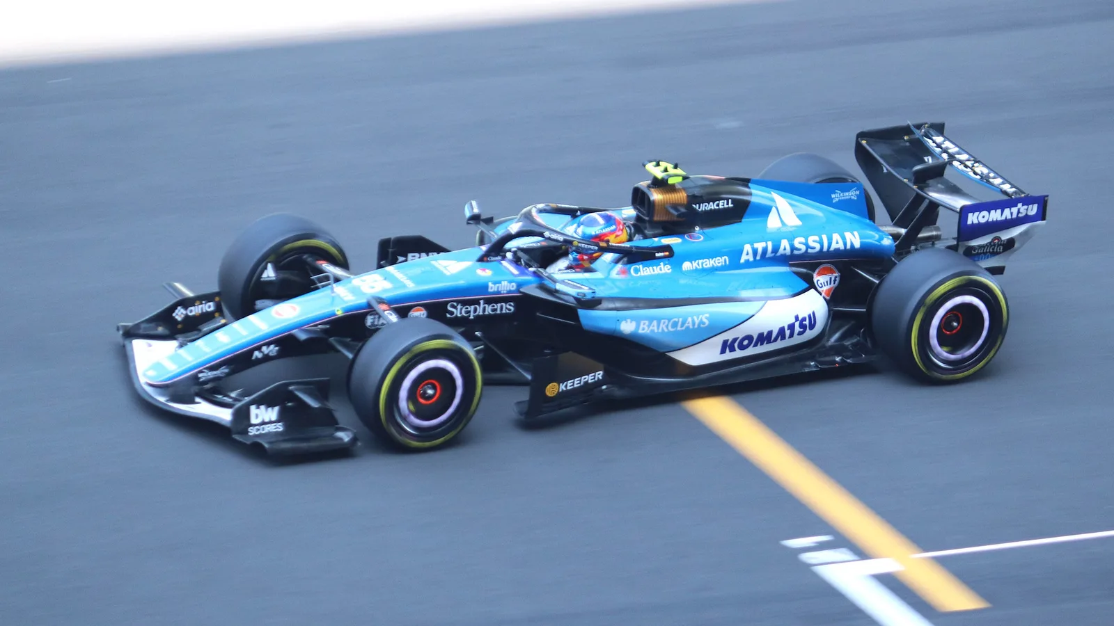 Архив: Карлос Сайнц с Williams FW48 в първата тренировка за Гран при на Китай, 13 март 2026 г.; не е автомобил по правилата за 2028 г. Liauzh / Wikimedia Commons, CC BY 4.0. Оригинал: https://commons.wikimedia.org/wiki/File:2026_Chinese_GP_-_Williams_-_Carlos_Sainz_-_FP1.jpg ; лиценз: https://creativecommons.org/licenses/by/4.0/ ; преоразмерено до 1920×1080, без AI редакция.