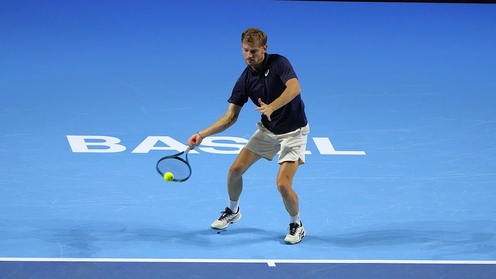 Архив: Алехандро Давидович Фокина на Swiss Indoors в Базел, 2025 г.; не е кадър от Купа Дейвис 2026. Peter Arnold / Wikimedia Commons, CC BY-SA 4.0. Оригинал: https://commons.wikimedia.org/wiki/File:Alejandro_Davidovich_Fokina,_Swiss_Indoors_Basel.jpg ; лиценз: https://creativecommons.org/licenses/by-sa/4.0/ ; изрязано и оразмерено до 16:9; адаптация под същия лиценз.